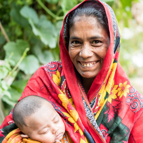 Photo showing a mom with her newborn baby in Bangladesh. 