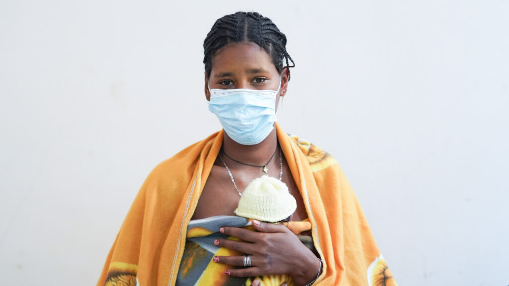 Photo showing a mother holding her premature baby in Ethiopia. 